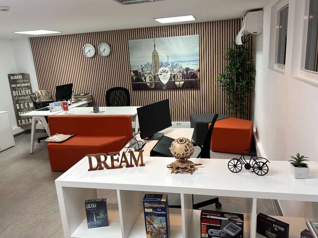 Zona de coworking do Cowork Malvarosa, secretárias, sofá e ambiente partilhado