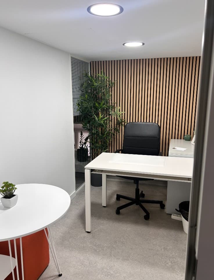 Escritório compacto para 1–2 pessoas, secretária, cadeira ergonómica e parede em ripas