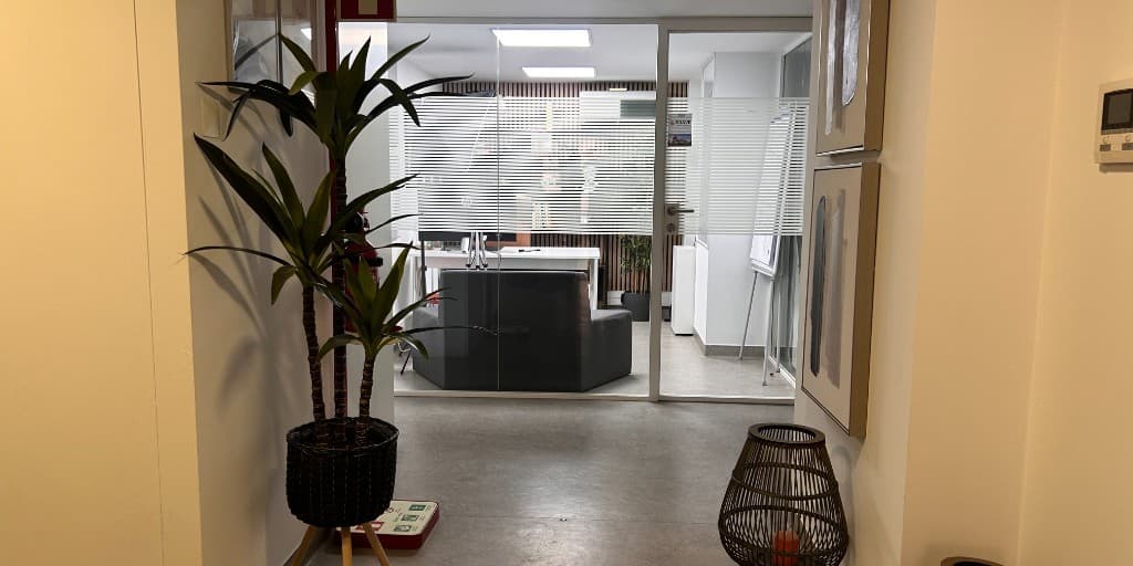 Corredor do Cowork Malvarosa com acesso a escritórios privados fechados